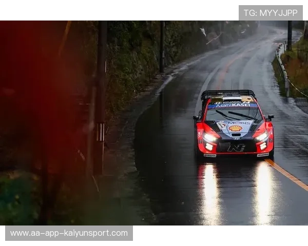 赛车拉力赛选手被泥水喷满脸仍保持微笑