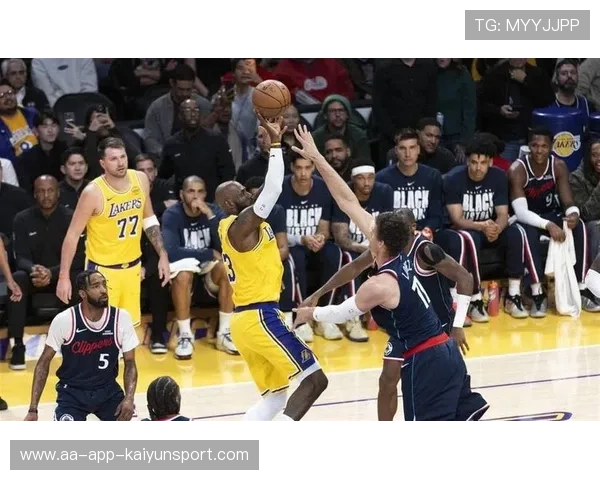 詹姆斯客场狂砍32分10篮板12助攻,湖人通过加时险胜尼克斯 詹姆斯客场狂砍32分10篮板12助攻,湖人通过加时险胜尼克斯